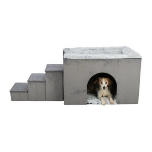 Koira makaa harmaassa koiranpedissä, jossa on portaat ja pehmustettu sisätila.