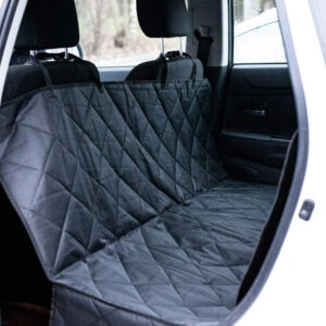 Musta tikattu koiran istuinsuoja peittää auton takapenkin kokonaan ja suojaa sen lialta ja karvoilta.