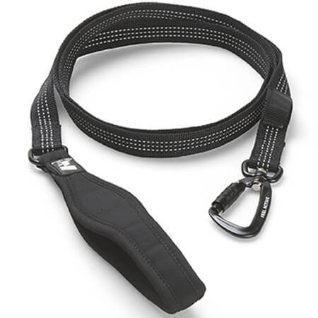 Musta pehmustettu koiran talutin heijastavilla yksityiskohdilla ja tukevalla lukolla – ergonominen talutushihna ulkoiluun