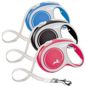 Kelautuvat koiran taluttimet sinisenä, mustana ja pinkkinä valkoista taustaa vasten